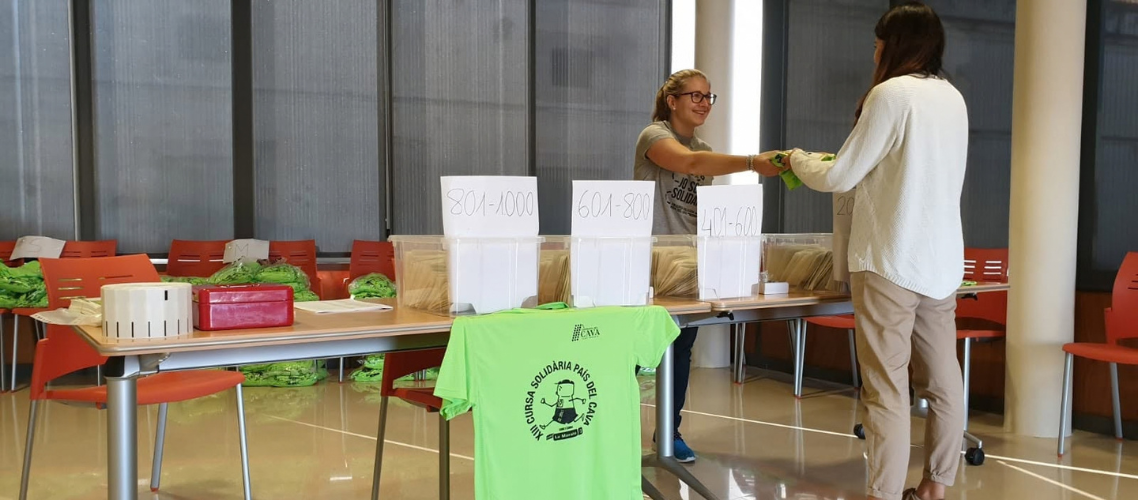 Suport lliurament dorsals dia de la Cursa Solidària País del Cava 2026